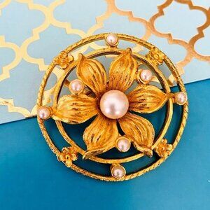 Vintage Floral Pearl Circle Pendant Gold Tone